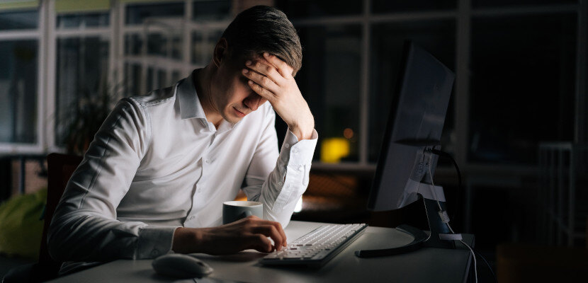 frustrated-office-worker-830x400