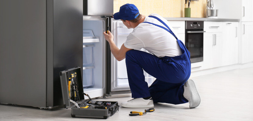 repairman-fixing-fridge-830x400-1